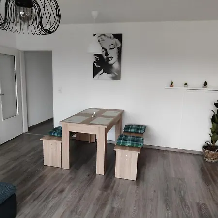 Gemütliche Marilyn Zum Wohlfühlen Zu Allem Gut Angebunden * Paderborn